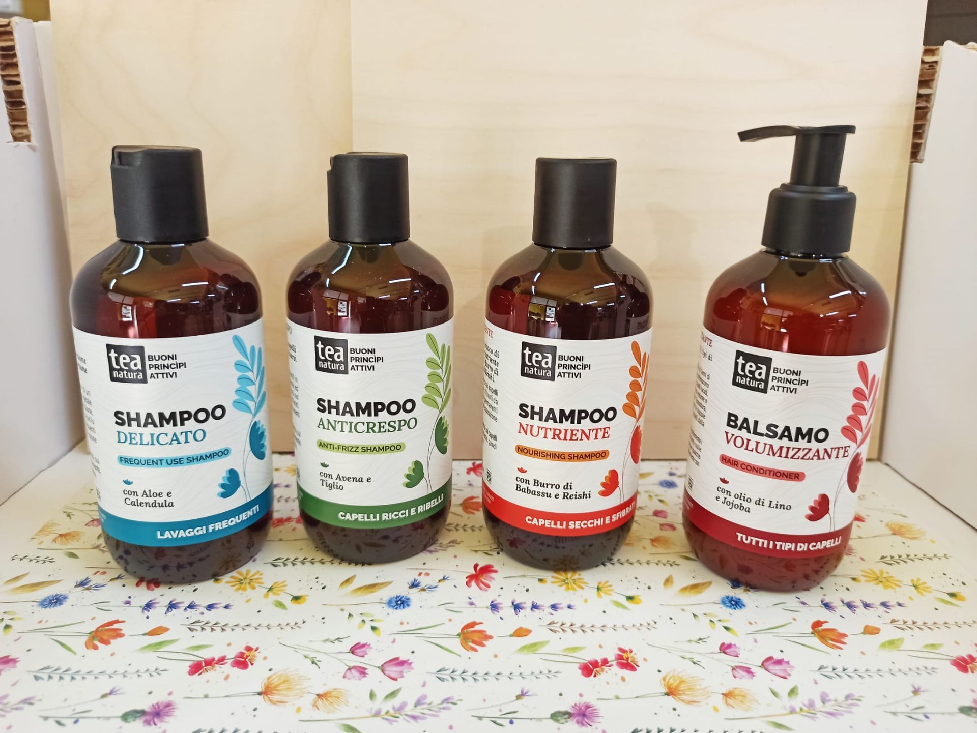 Tea Natura detergenza capelli da Airone a Poggibonsi Siena. shampoo: delicato per lavaggi frequenti, anticrespo per capelli ricci e ribelli, nutriente per capelli secchi e sfibrati, riequilibrante per capelli grassi o con forfora.
Balsamo volumizzante per tutti i tipi di capelli.