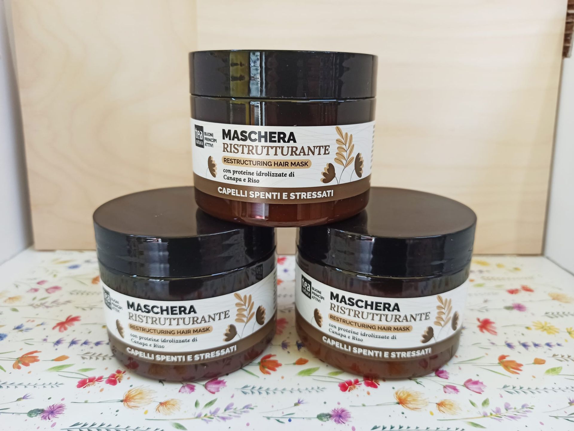 Tea Natura maschera ristrutturante da Airone a Poggibonsi Siena. in grado di riparare naturalmente la struttura dei capelli spenti e stressati da trattamenti troppo aggressivi   o da prolungate esposizioni solari, restituendo lucentezza e nuovo vigore.