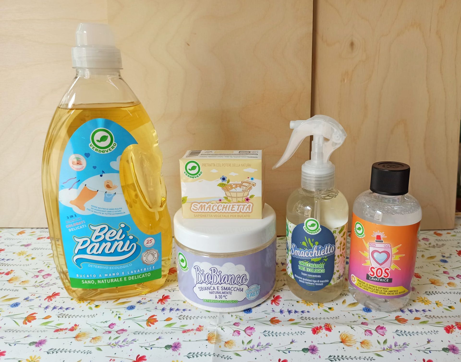 vVerdevero da bioprofumeria Airone a Poggibonsi Siena. detersivi naturali e sani che puliscono davvero e non irritano la pelle. Detersivo lavatrice, saponetta per bucato, additivo per bucato, smacchiatore spray e cura lavatrice.