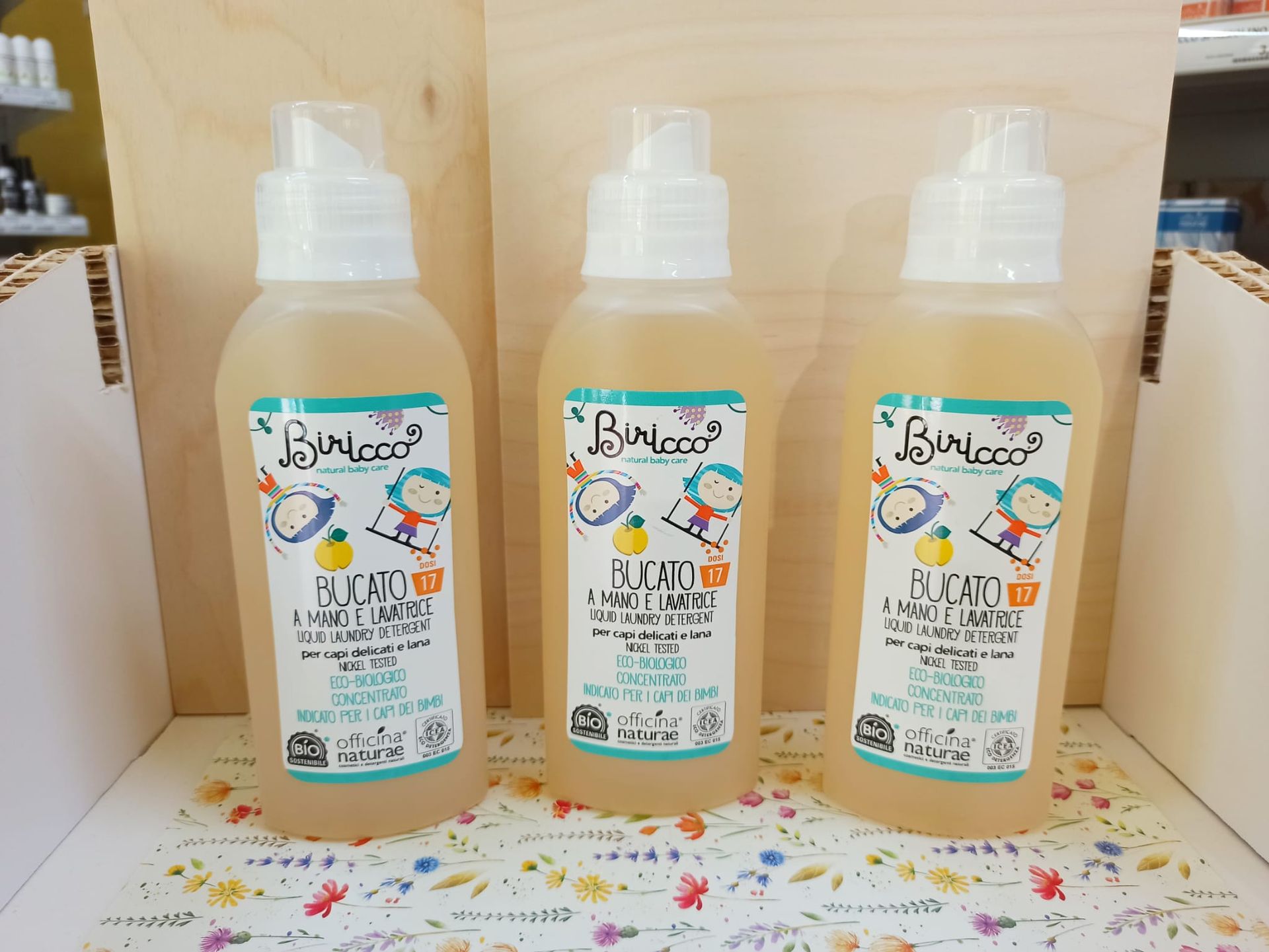 Officina Natura Biricco da Airone a Poggibonsi Siena. linea detergenza bio per neonati e bambini arricchita con preziosi estratti di Mela Cotogna italiana.
Bucato concentrato a mano e lavatrice.