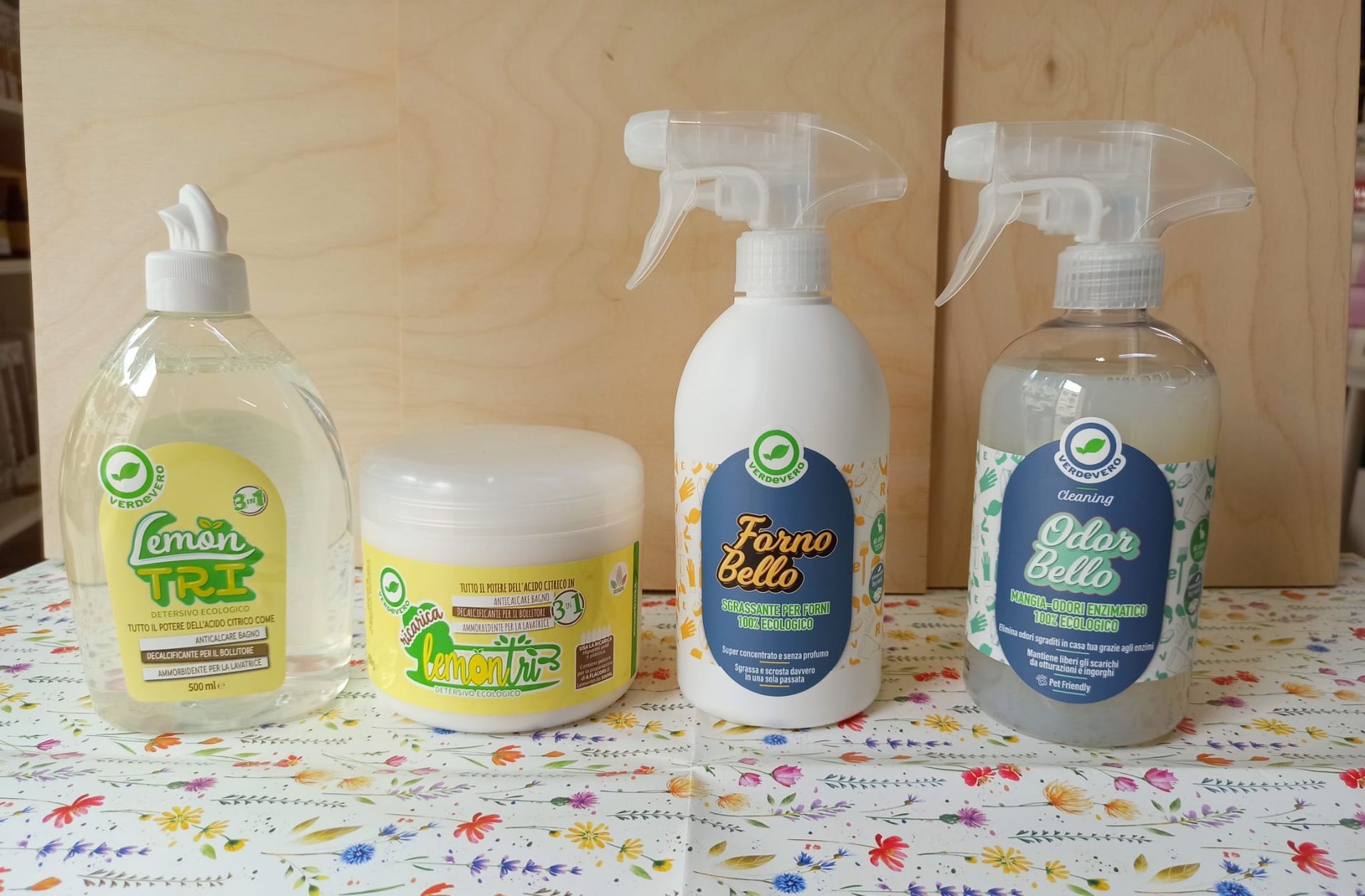 Verdevero da bioprofumeria Airone a Poggibonsi Siena. detersivi naturali e sani che puliscono davvero e non irritano la pelle. Detersivo a basa di acido citrico, la sua ricarica, detergente per il forno e il mangia odori enzimatico.