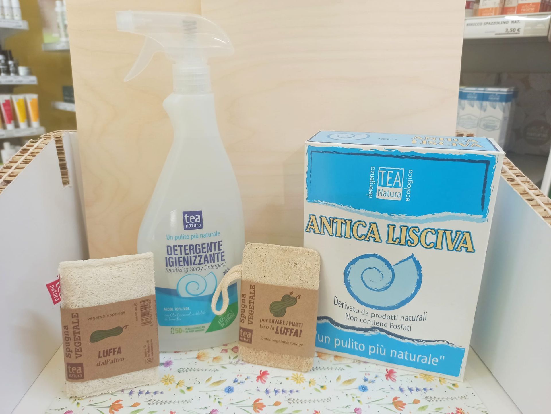 Tea Natura da Airone a Poggibonsi Siena. detergenti concentrati, sicuri per la salute, con materie prime naturali di origine minerale o vegetale e ottenute da fonti rinnovabili.
Spugna vegetale luffa, detergente igienizzante spray e lisciva.