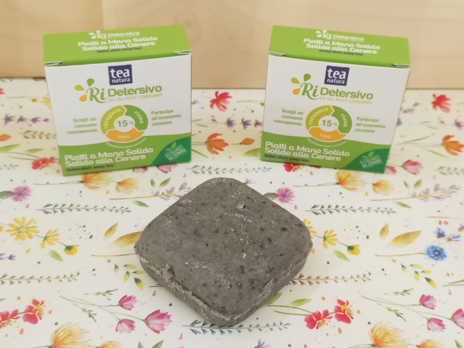 Tea Natura Ri-Detersivo da Airone a Poggibonsi Siena. prodotti ottenuti da oli alimentari post-consumo recuperati, filtrati, deodoranti, chiarificati e saponificati: USA-RECUPERA-RIUSA.
Detersivo solido piatti a mano.