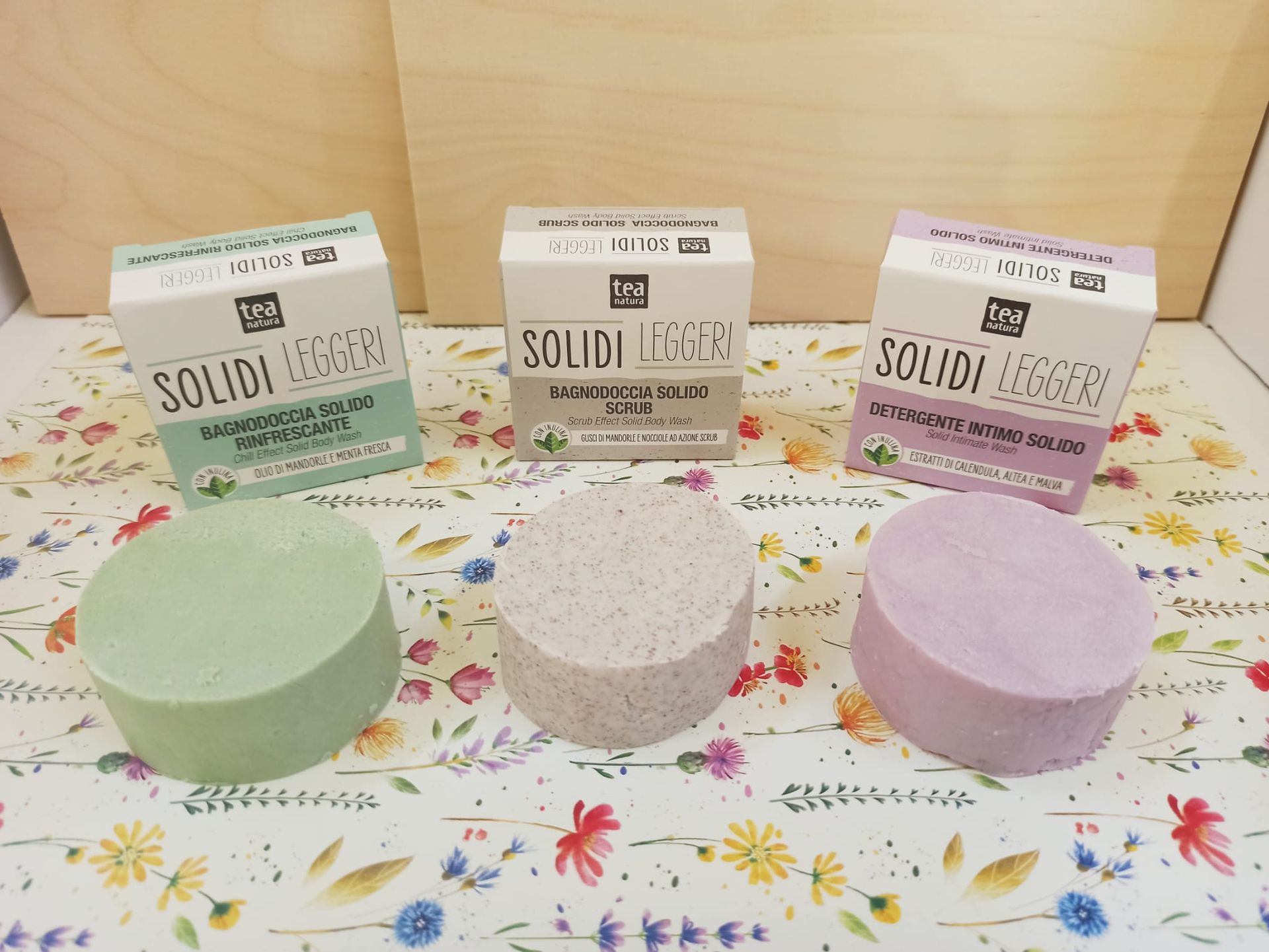 Tea Natura solidi Leggeri da Airone a Poggibonsi Siena. una soluzione sostenibile per una routine di cura consapevole. Confezioni plastic-free, ingredienti green, produzione artigianale, praticità in viaggio e prezzo accessibile. 
Bagnoschiuma rinfrescante, bagnoschiuma scrub, detergente intimo e shampoo.