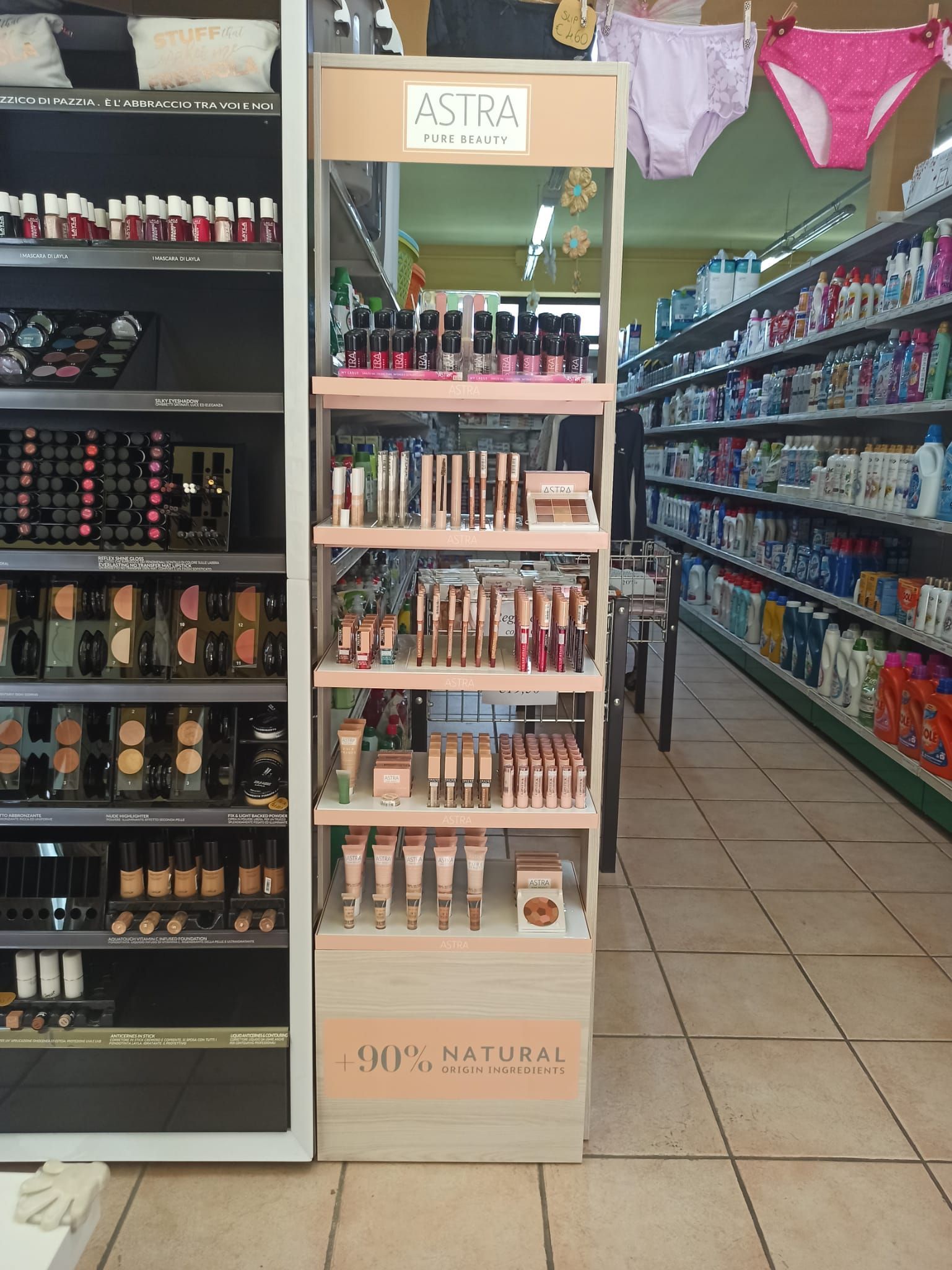 Astra linea Pure Beauty. Collezione di make-up capace di combinare un'alta performance e texture ideata con più del 90% di ingredienti naturali.