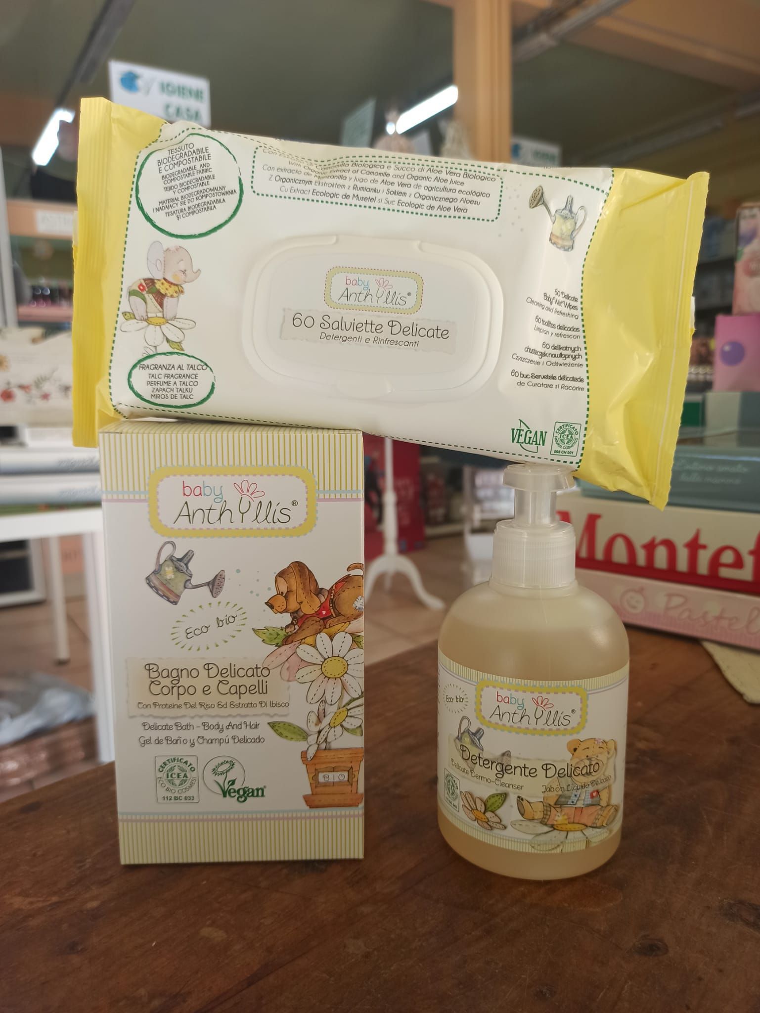 Baby Anthyllis. Linea cosmetica specifica per le pelli delicate dei bebè arricchita con proteine del riso.
Certificazione ICEA e Vegan quality.
Salviette delicate, bagno delicato corpo e capelli e detergente delicato.