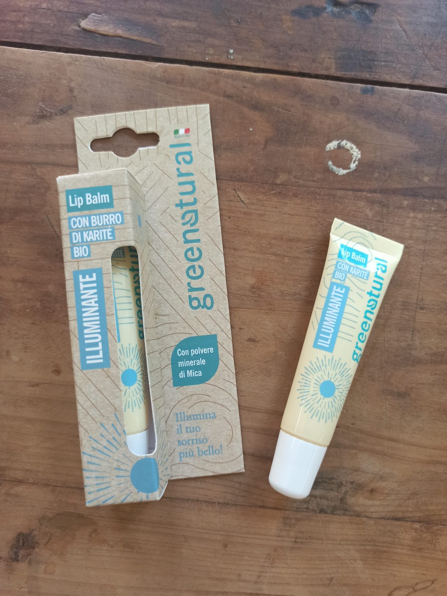 Greenatural linea Original. Bio detergenti ideali per l'uso quotidiano di tutta la famiglia con certificazione AIAB.
Lip balm con burro di karité bio e con polvere minerale di mica per illuminare il tuo sorriso.