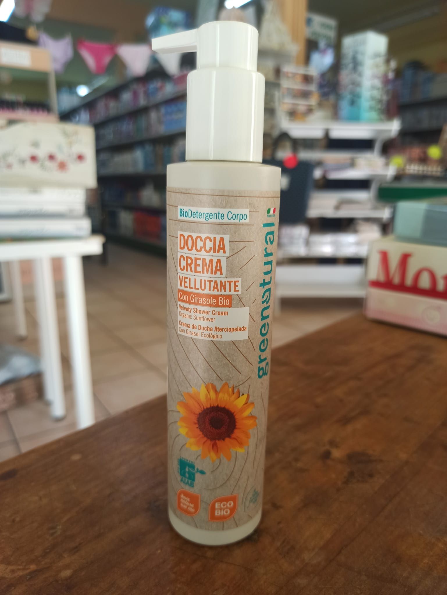 Greenatural linea Original. Bio detergenti ideali per l'uso quotidiano di tutta la famiglia con certificazione AIAB.
Doccia crema vellutante con girasole bio.