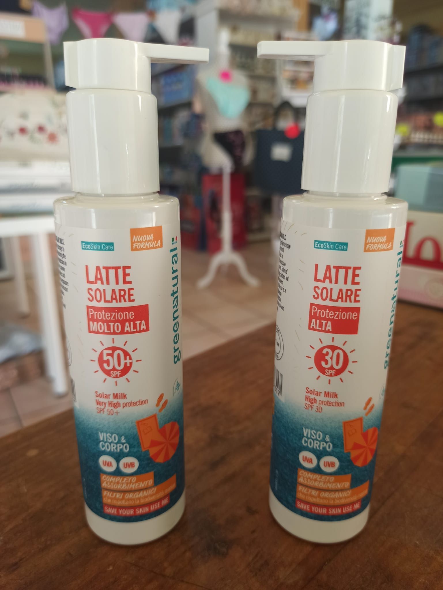 Greenatural linea solare. Latte solare, ad alta protezione, per viso e corpo, a completo assorbimento. Protezione 50+ e 30.