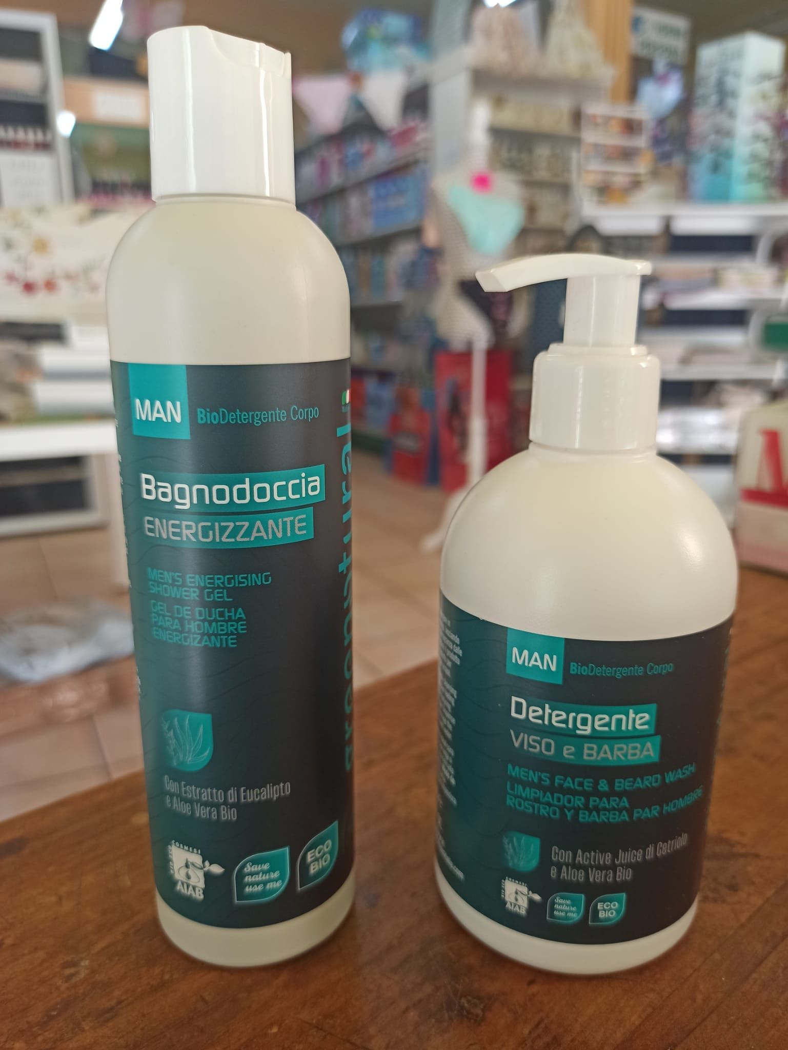 Greenatural linea uomo. Bio detergenti corpo con estratto di eucalipto e aloe vera bio.
Bagnodoccia energizzante e detergente viso e barba.