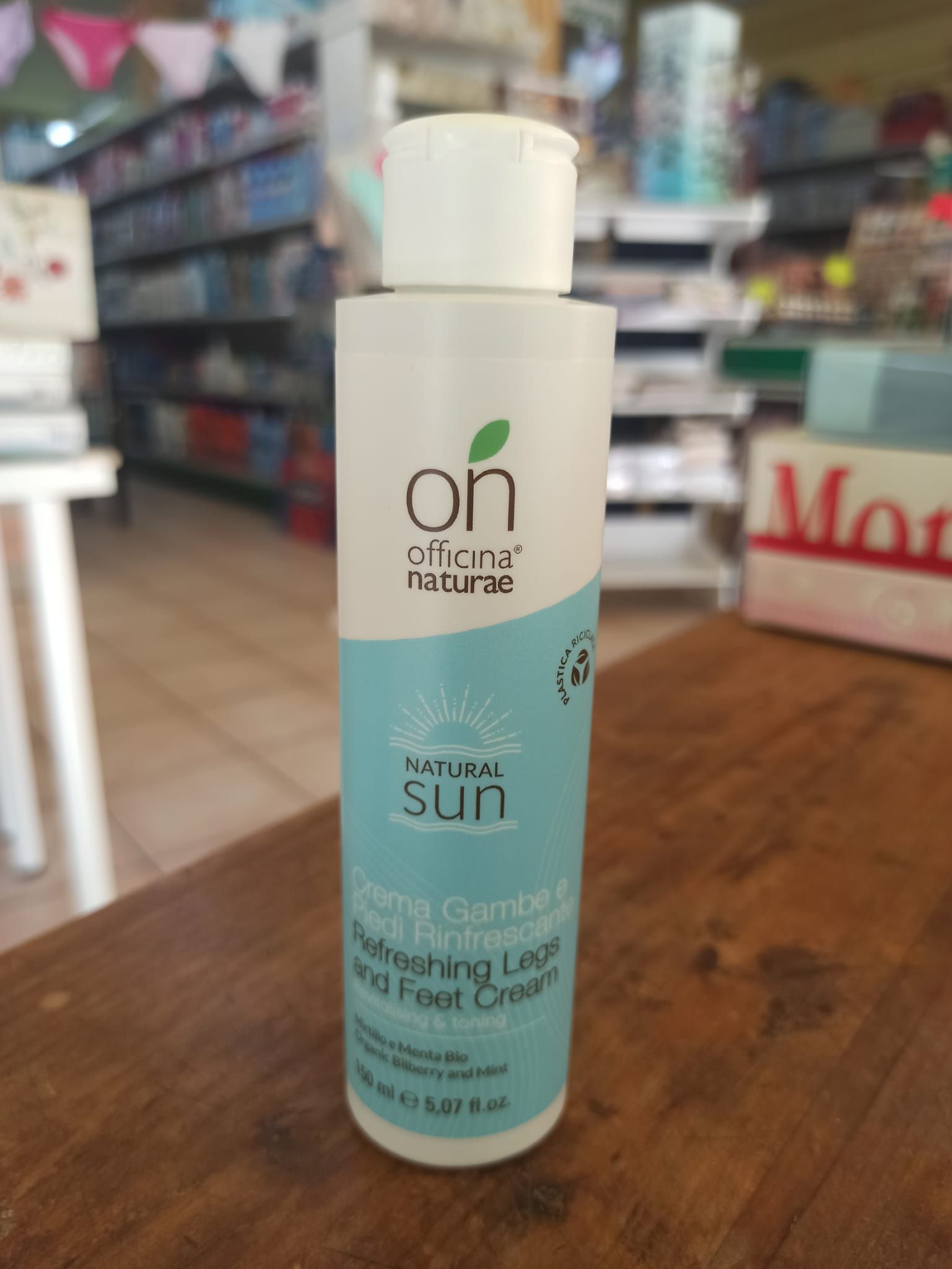 Officina Naturae. Crema gambe e piedi rinfrescante.
Rinfresca e rivitalizza gambe e piedi grazie agli oli essenziali bio di menta piperita, estratti di mirtillo e vite rossa.