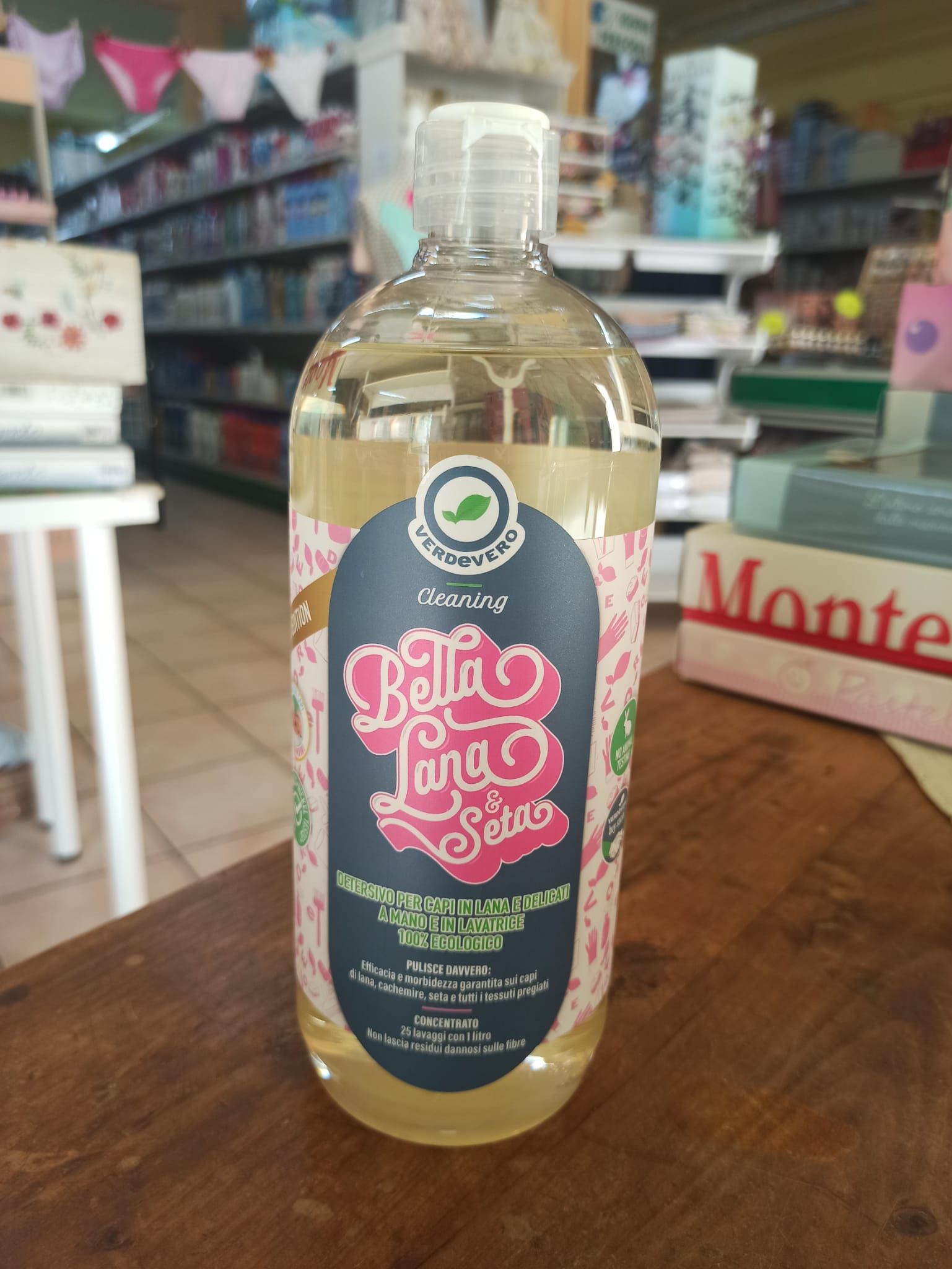 Verdevero. Detersivi naturali e sani che puliscono davvero e non irritano la pelle.
Detersivo per capi in lana e delicati a mano e in lavatrice.