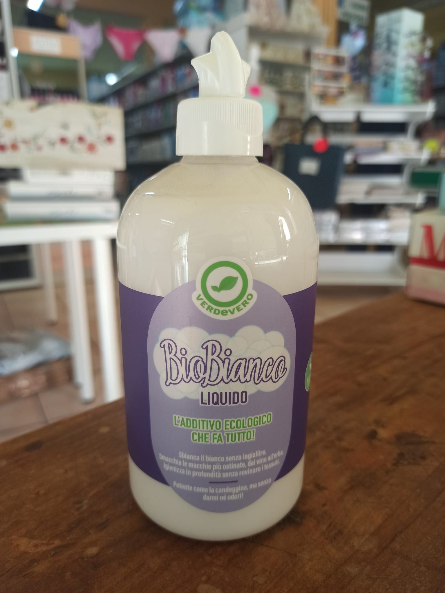 Verdevero. Detersivi naturali e sani che puliscono davvero e non irritano la pelle.
Additivo ecologico che sbianca il bianco senza ingiallire, smacchia le macchie più ostinate ed igienizza senza rovinare i tessuti.