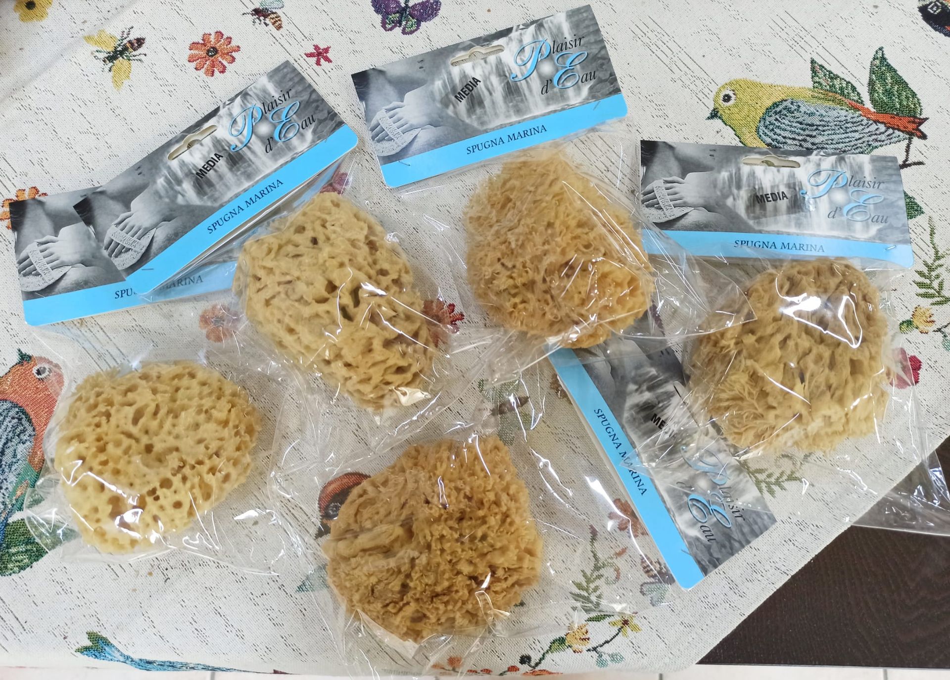 Carone. spugna marina non sbiancata, per la detersione della pelle, non irrita, non provoca rossori e offre una sensazione di benessere.