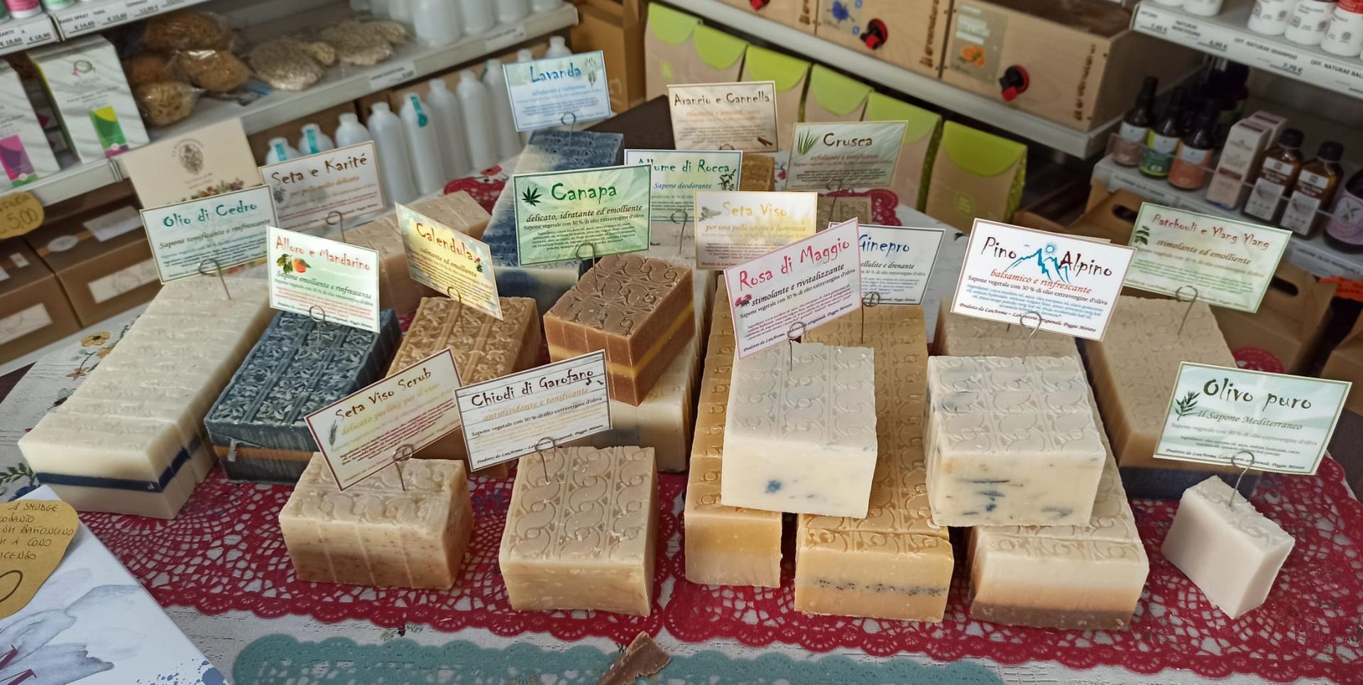 Lunaroma saponi artigianali Poggibonsi Siena. fatti a mano con il 30% di olio di oliva di qualità alimentare, coloranti da erbe officinali e oli essenziali puri.