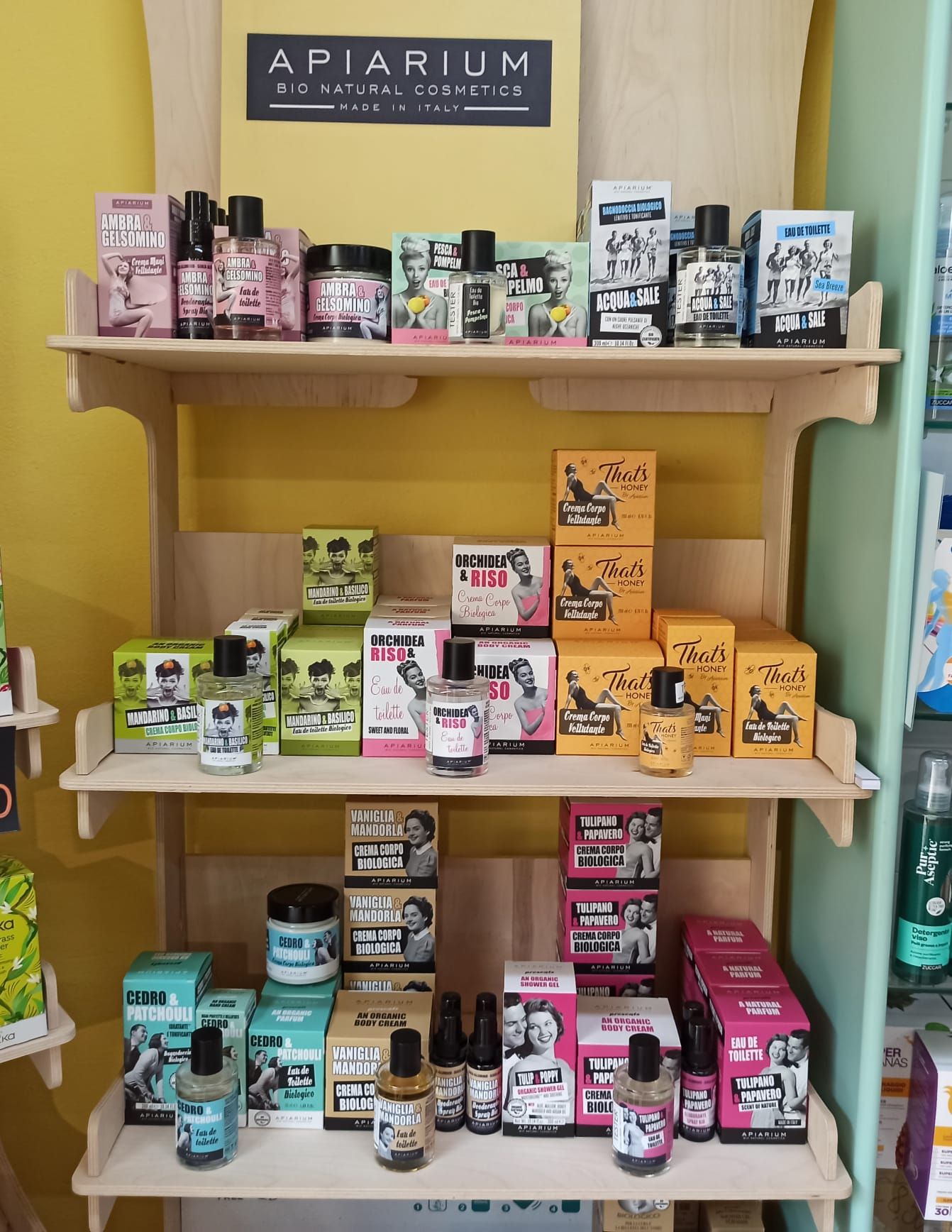 Apiarium. prodotti cosmetici naturali biologici disponibili in varie profumazioni. Bagnodoccia, crema corpo, eau de toilette, deodorante corpo e crema mani.