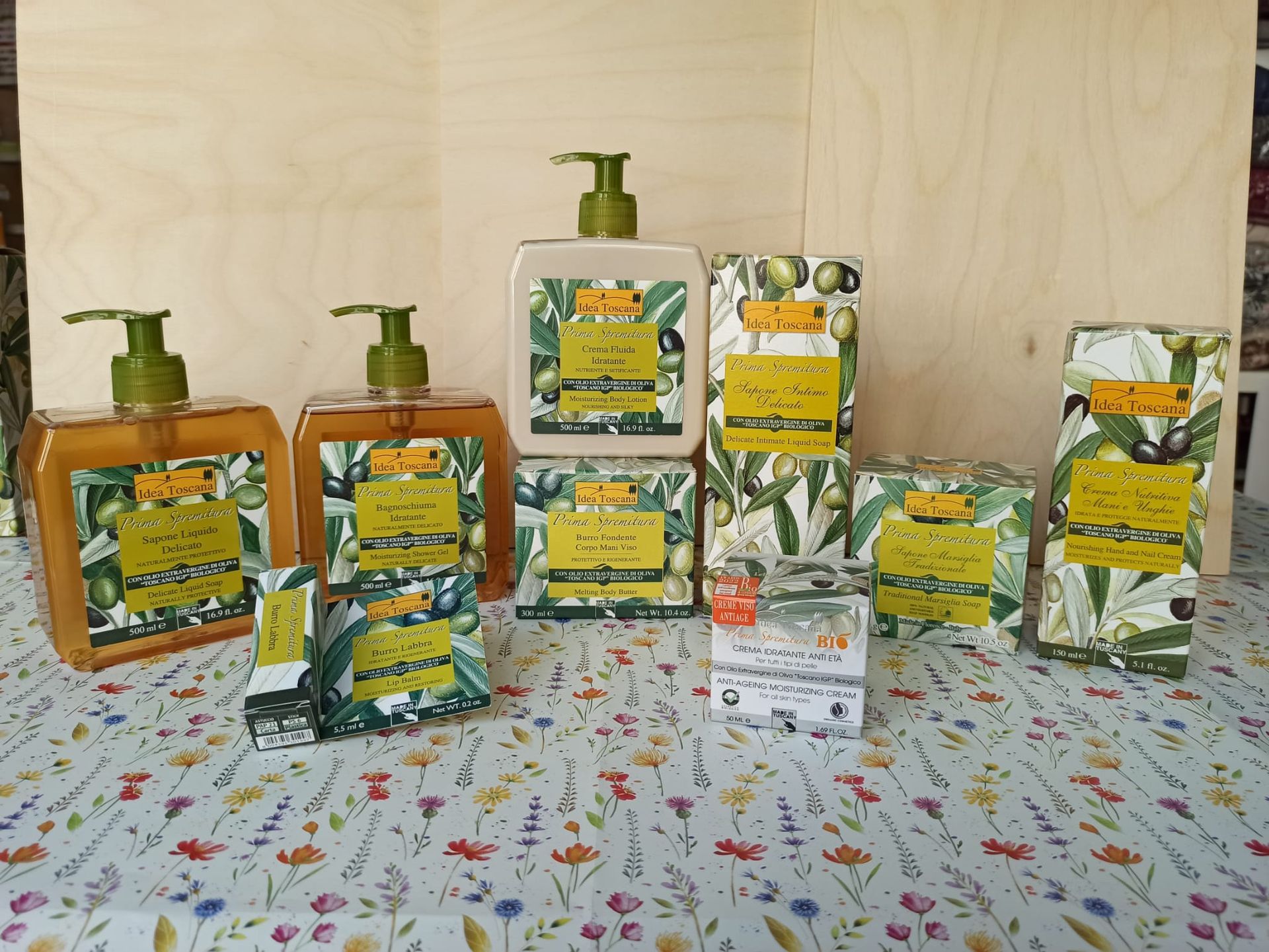 Idea Toscana. linea Prima Spremitura con olio di oliva: sapone liquido, burro labbra, bagnoschiuma, crema fluida corpo, burro corpo, sapone intimo, crema viso anti età, sapone solido Marsiglia e crema mani-unghie.