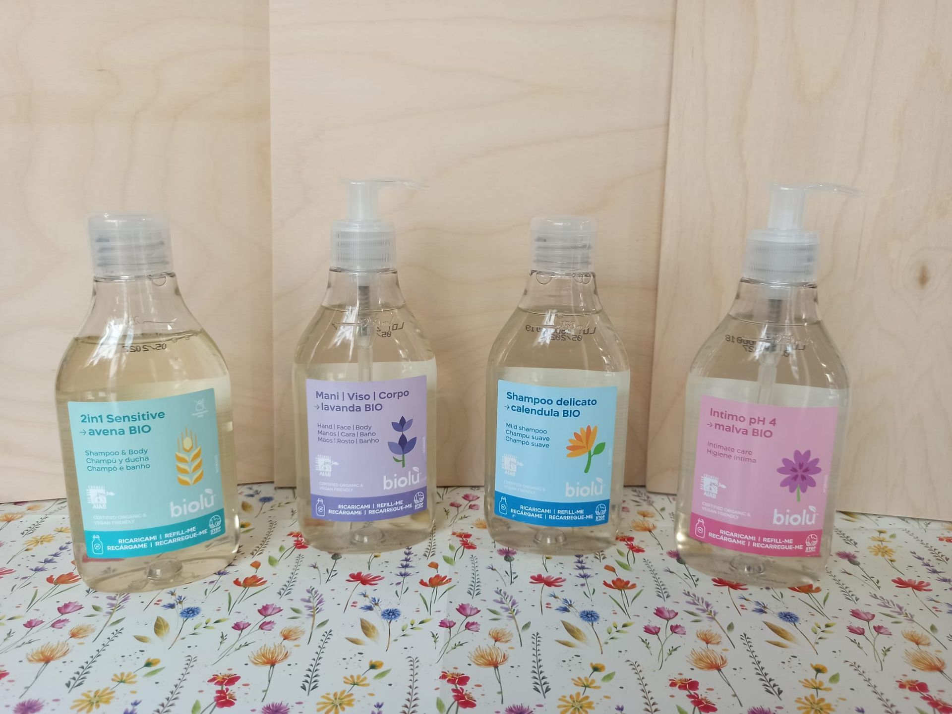 Biolù cosmesi bio. detergente 2in1 sensitive, detergente mani-viso-corpo, shampoo e detergente intimo.