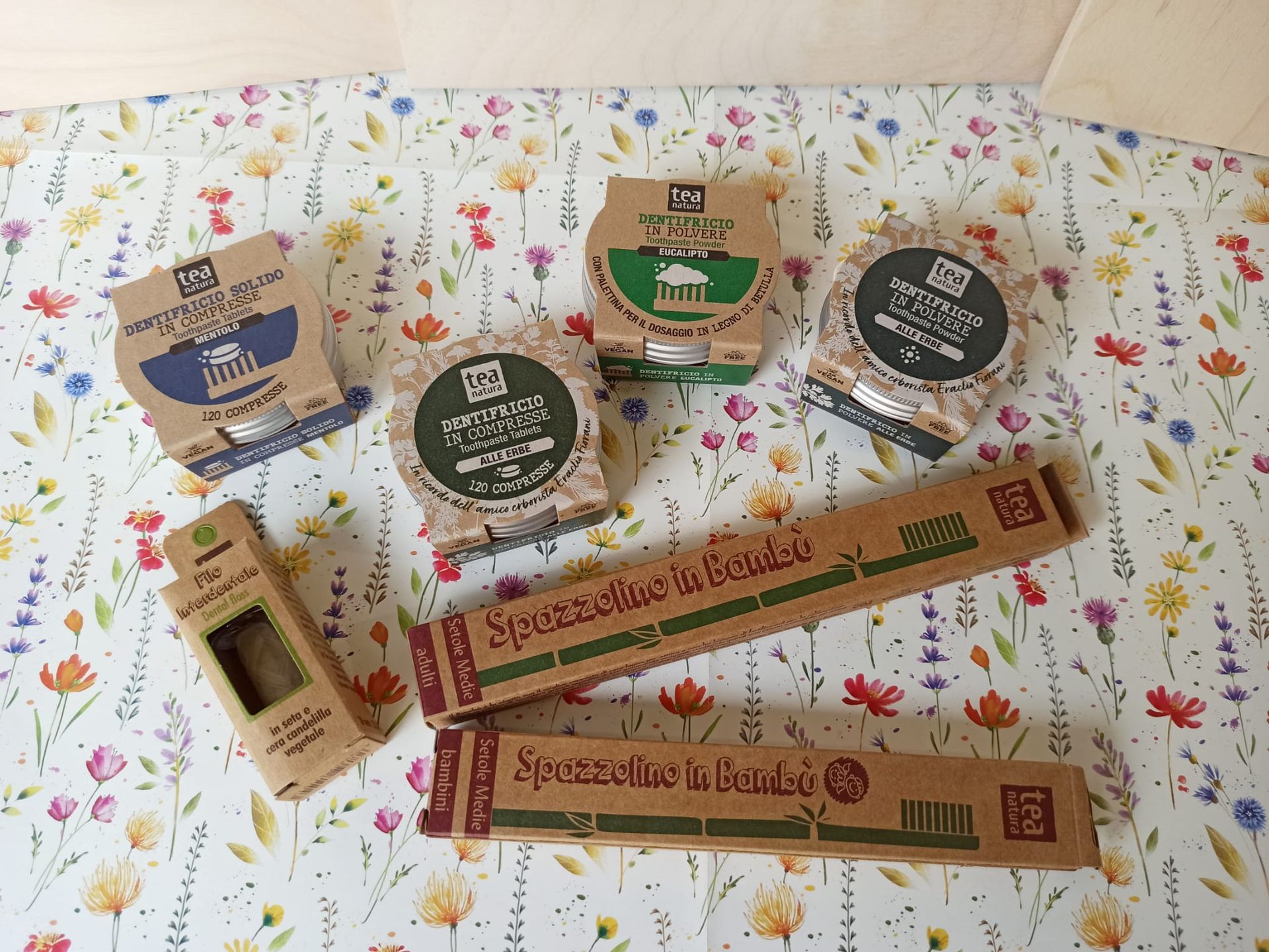 Tea Natura linea igiene orale. dentifricio in compresse, dentifricio in polvere, filo interdentale in seta, spazzolino in bambù per adulti o bambini.