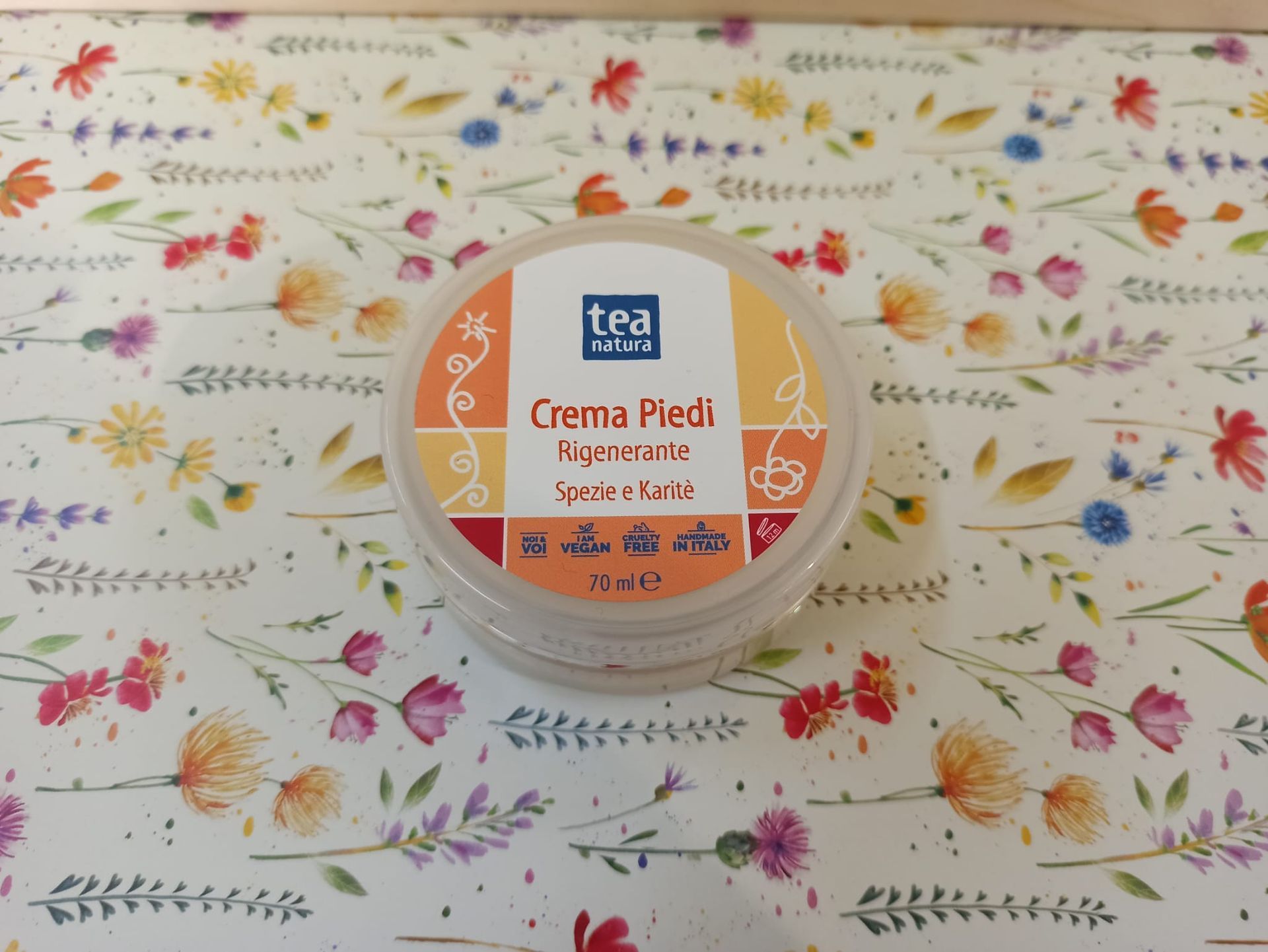 Tea Natura crema per i piedi e screpolature dei talloni. rigenerante e rinfrescante con spezie e karitè.