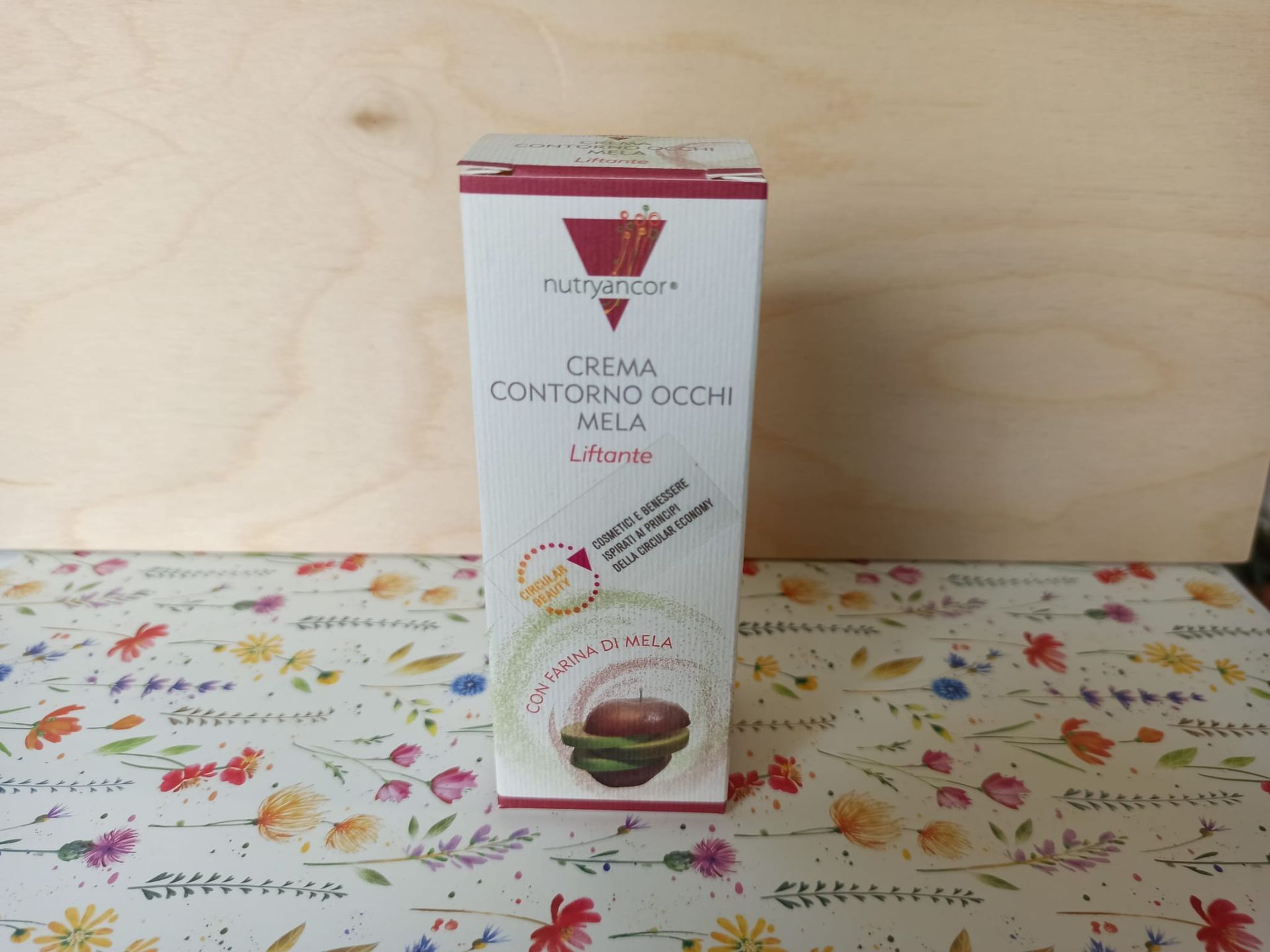 Carone linea Nutryancor. crema contorno occhi contenente farina ottenuta dai residui di lavorazione della mela (buccia).