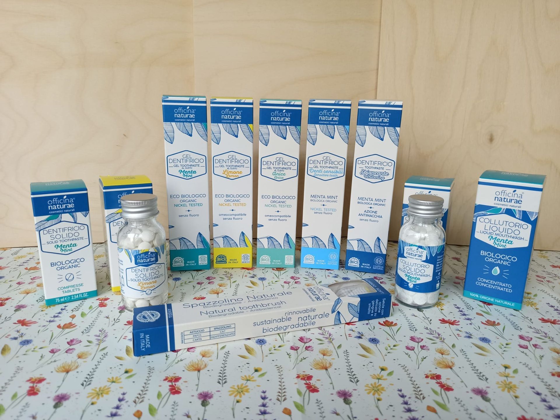 Officina Naturae linea igiene orale. dentifricio solido in pastiglie, dentifricio in gel, dentifricio in pasta, collutorio solido in pastiglie, collutorio liquido concentrato e spazzolino eco-sostenibile.