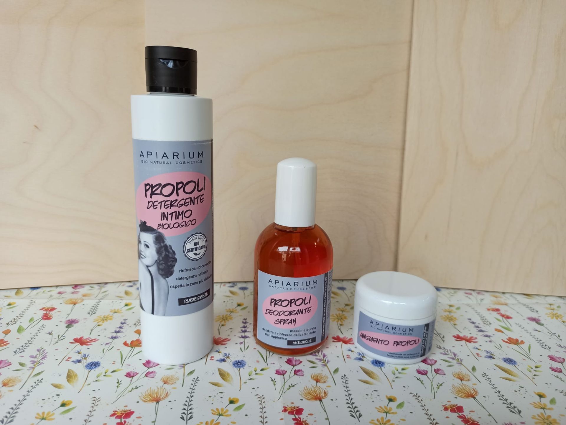 Apiarium. linea Propoli con detergente intimo, deodorante spray e unguento per il corpo.