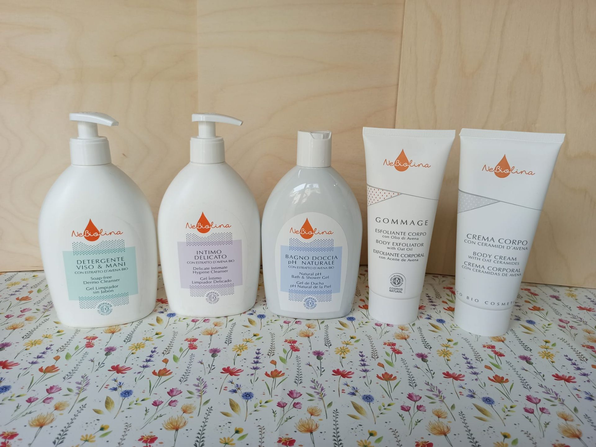 NeBiolina linea cosmetica per il corpo. con estratto di avena biologica. Elevata dermo-compatibilità, pH naturale, indicata anche per le pelli più delicate. Detergente viso mani, detergente intimo, bagnodoccia, gommage e crema corpo.