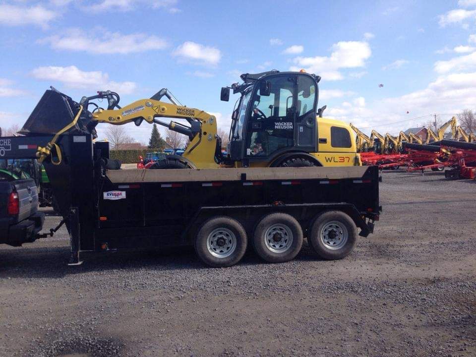 Un camion avec une grue à l'arrière