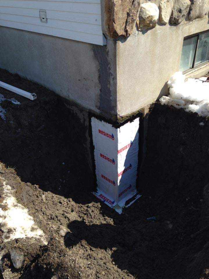 Un coin d'une maison avec un trou dans le sol
