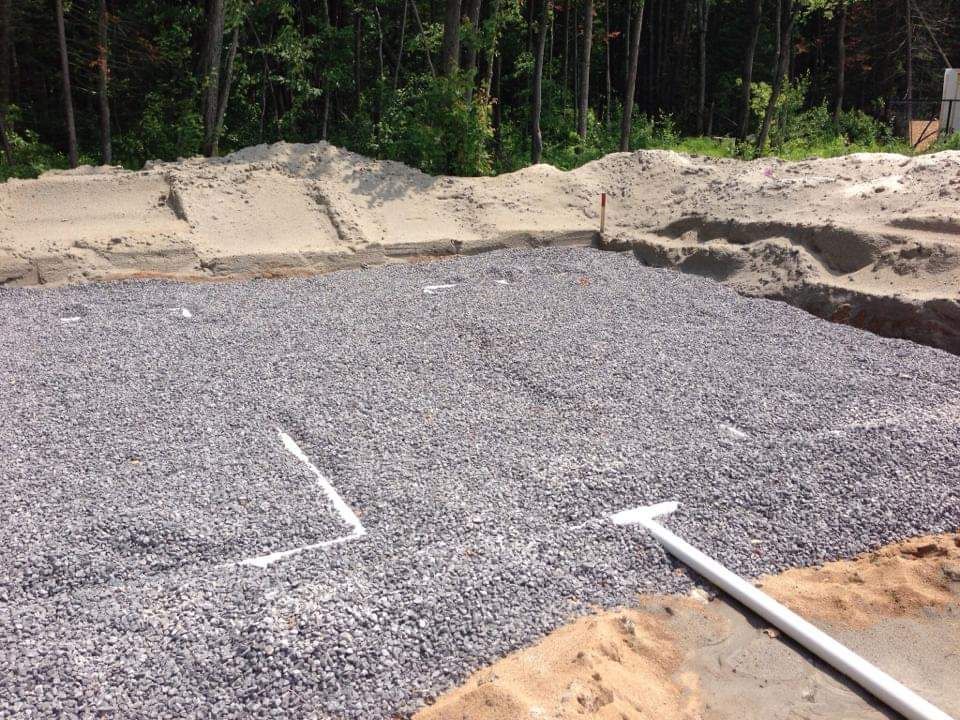 Un tas de gravier avec une pelle dessus