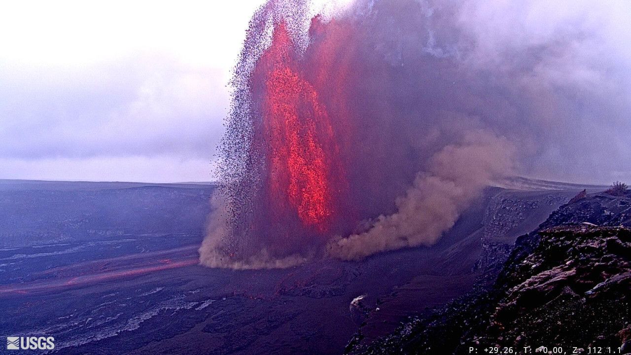 High vertical lava fountain erupting from the South Vent of Halemaʻumaʻu crater at Kilauea