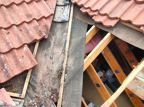 A roof with a lot of tiles and wooden beams