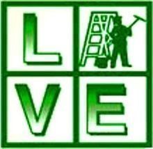 Un logo vert et blanc pour une entreprise de nettoyage avec un homme sur une échelle.