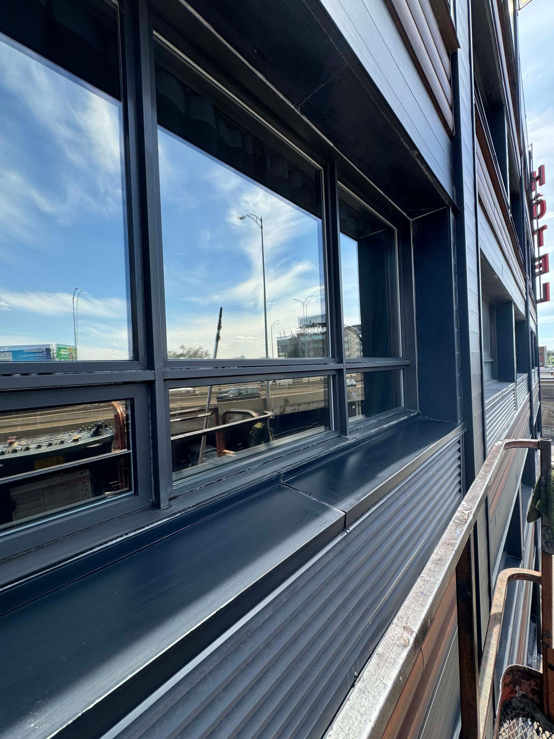 Un bâtiment avec beaucoup de fenêtres et un panneau indiquant hôtel