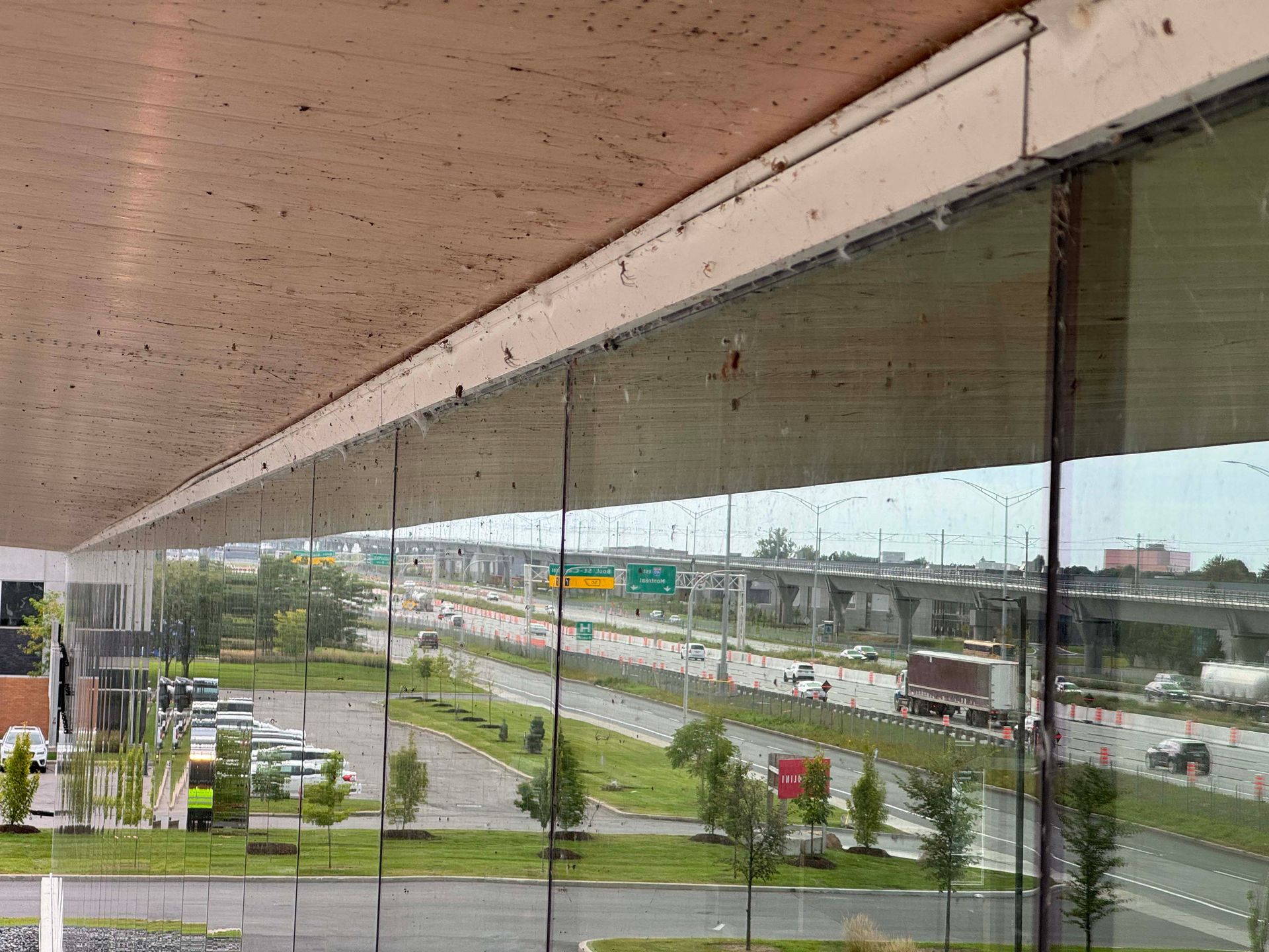 Une vue d'une autoroute depuis un bâtiment avec beaucoup de fenêtres