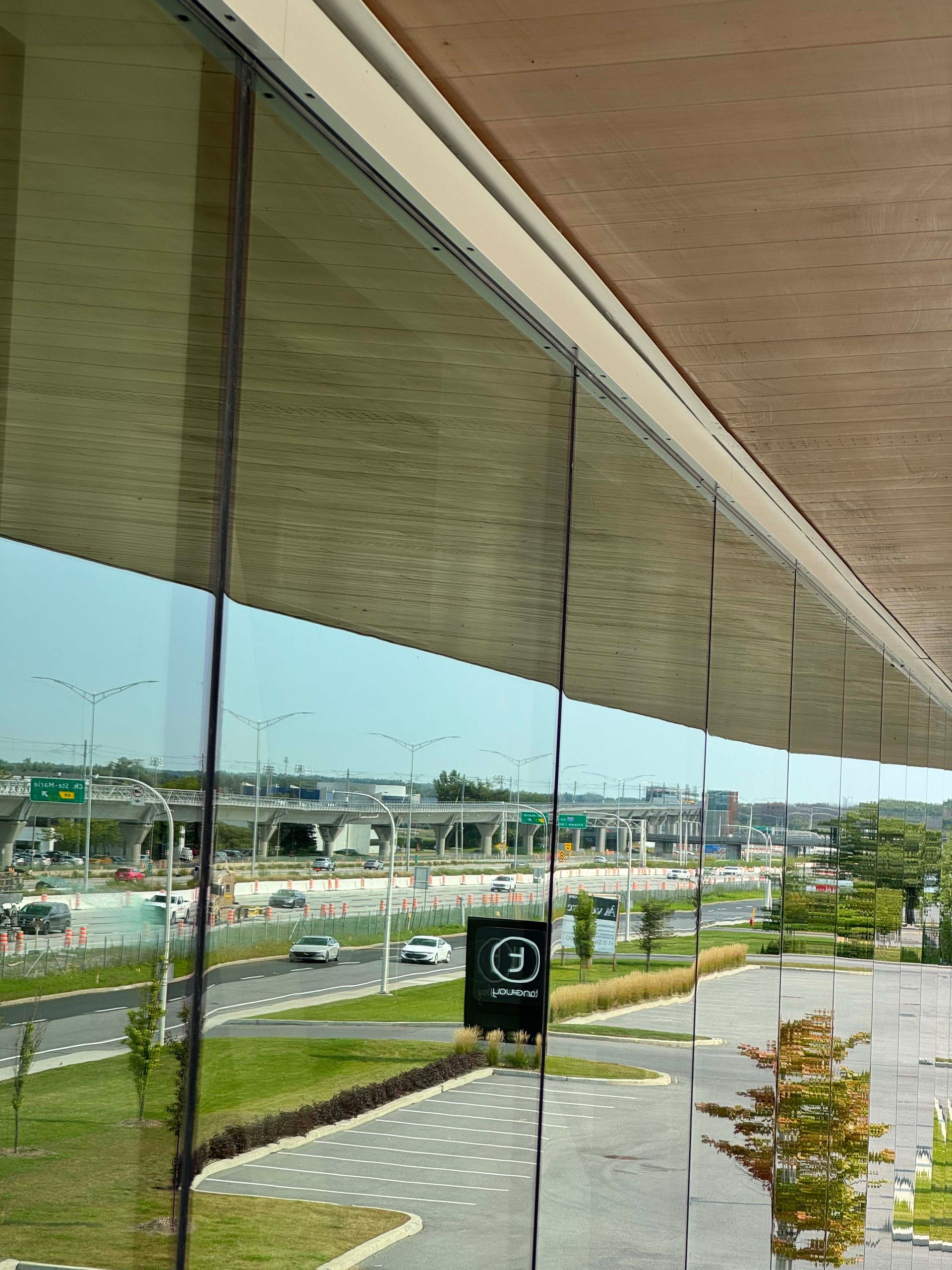 Un bâtiment avec beaucoup de fenêtres et un panneau indiquant « g » dessus