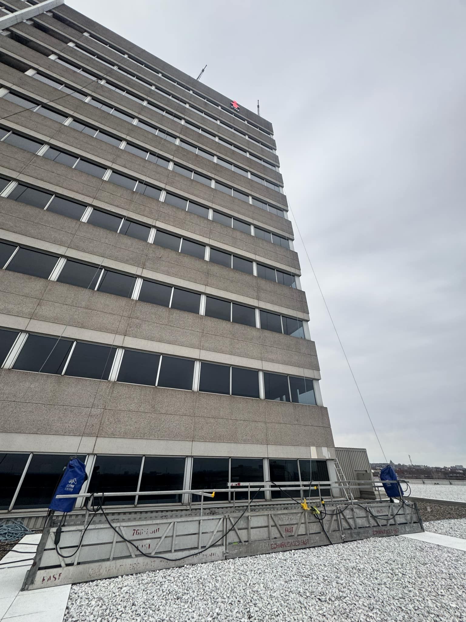 Un très grand bâtiment avec beaucoup de fenêtres