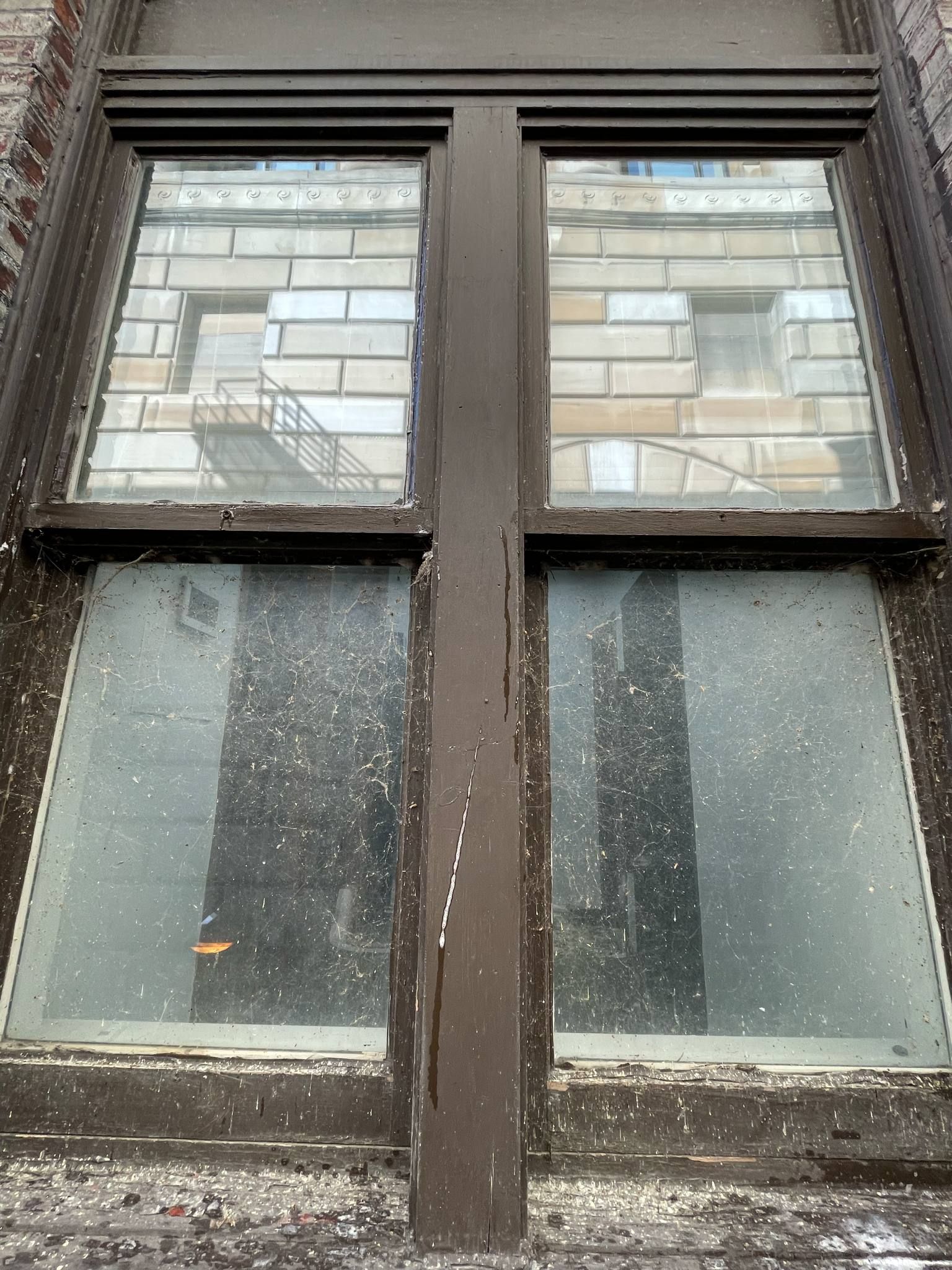 Un gros plan d'une fenêtre sur un bâtiment en briques.