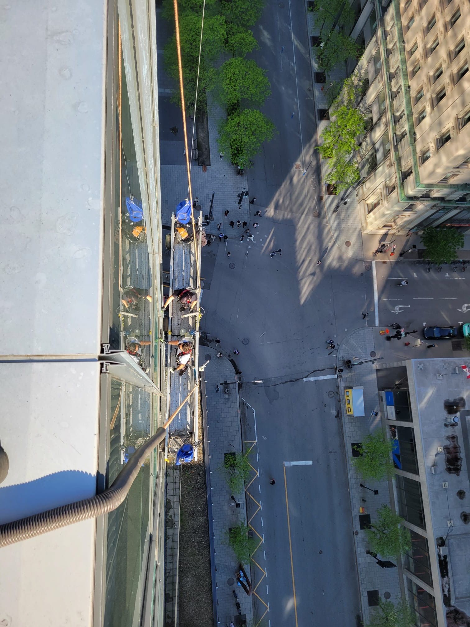 Un groupe de personnes travaille sur le côté d'un bâtiment.