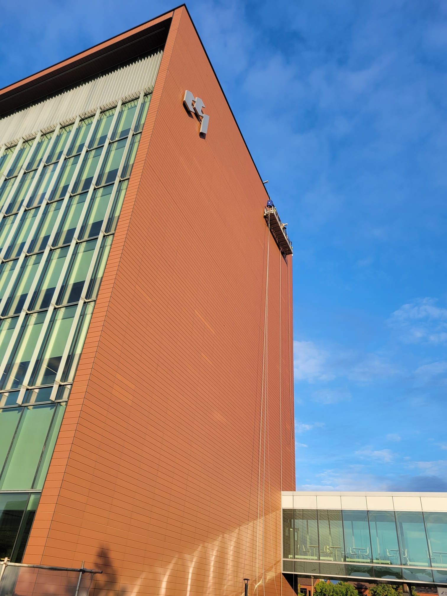 Un grand bâtiment en briques avec un ciel bleu en arrière-plan