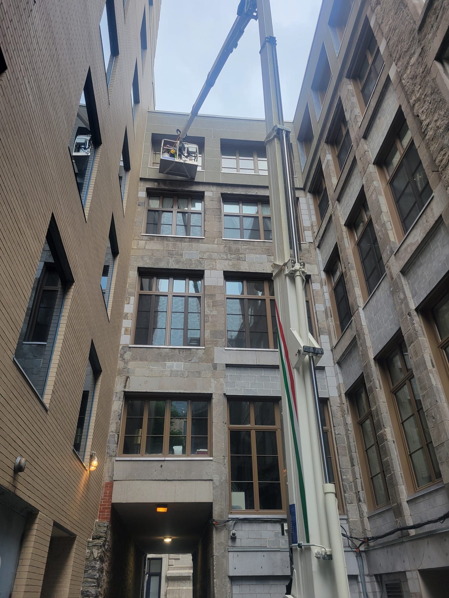 Un grand bâtiment avec une grue au sommet