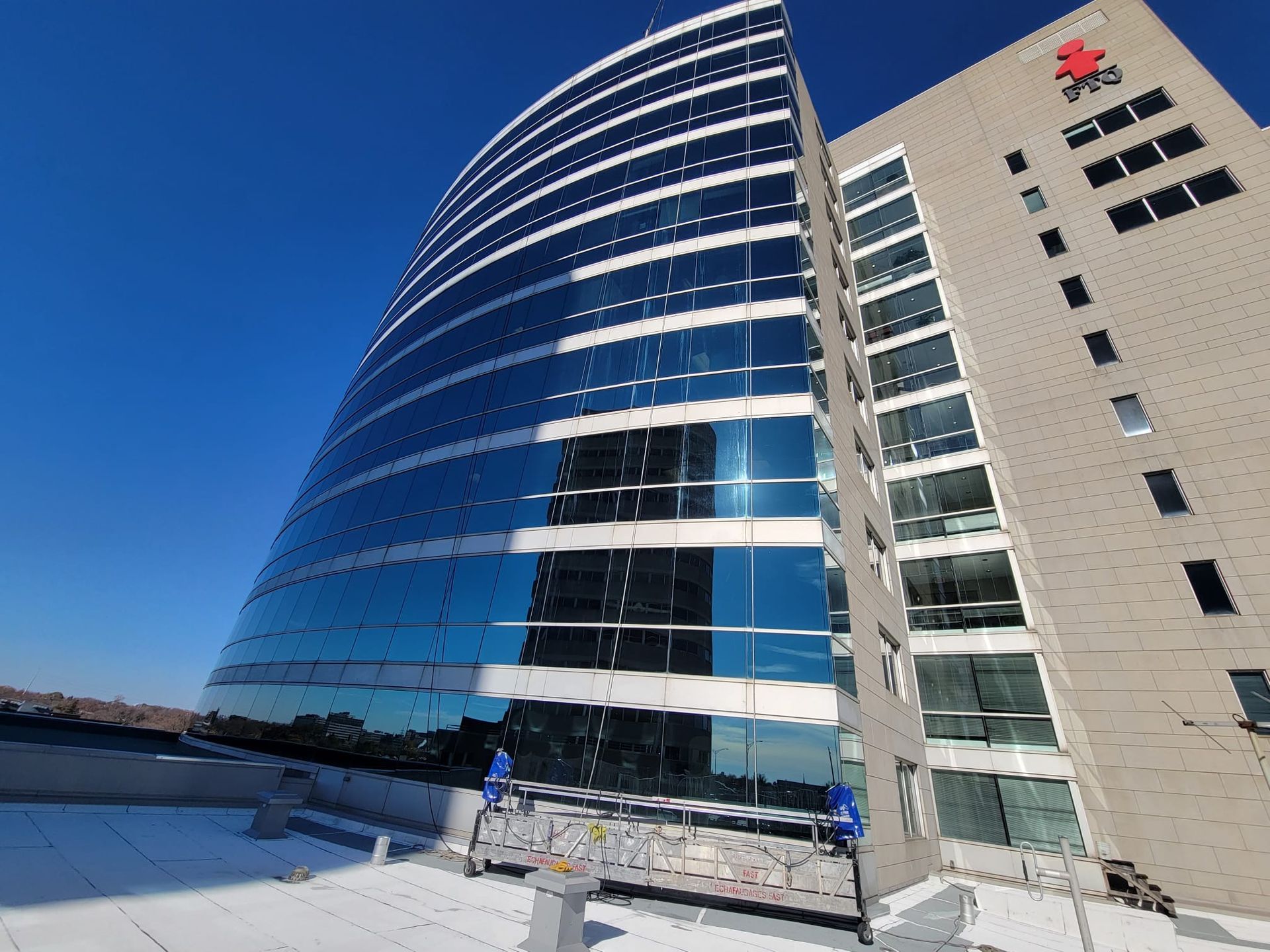 Un très grand bâtiment avec beaucoup de fenêtres