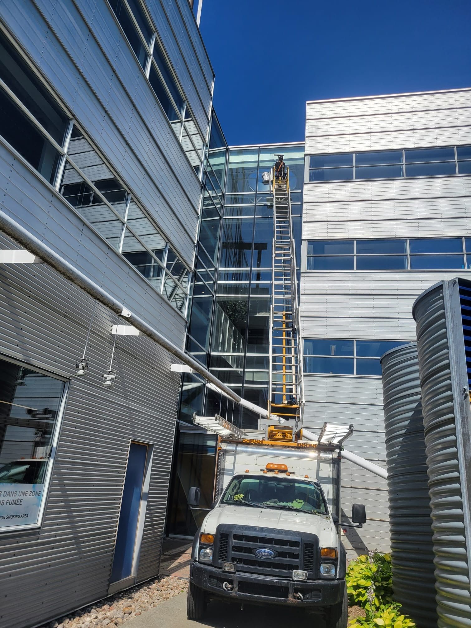 Un camion Ford est garé devant un bâtiment