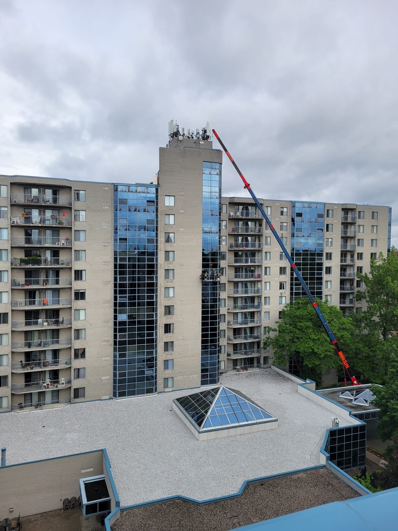 Un grand bâtiment avec une grue au sommet.