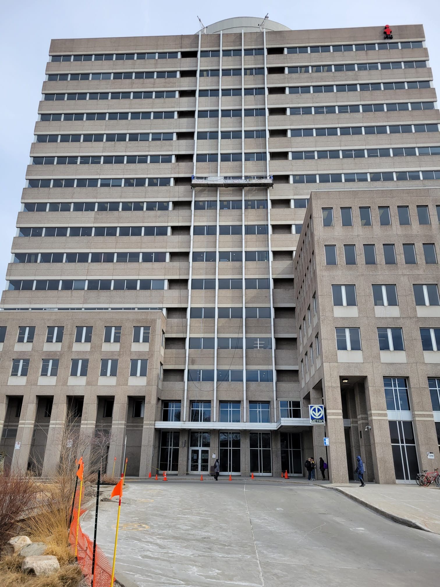 Un grand bâtiment avec une croix rouge au sommet