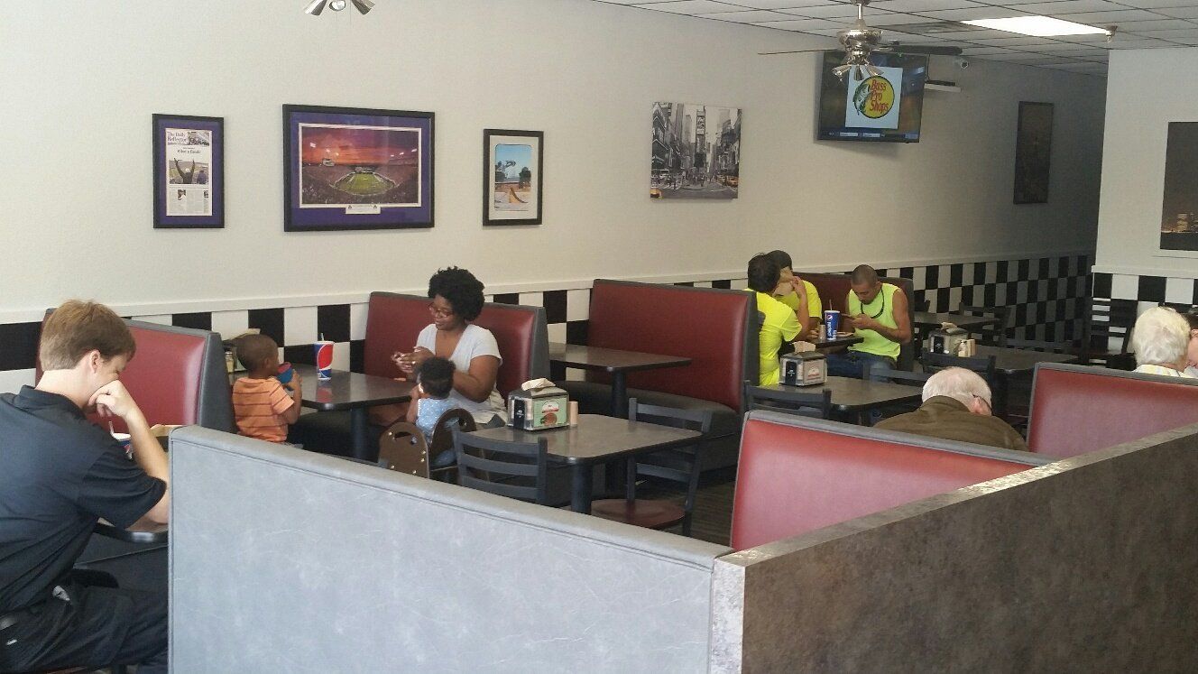customers eating in booths at Michaelangelo's of Greenville