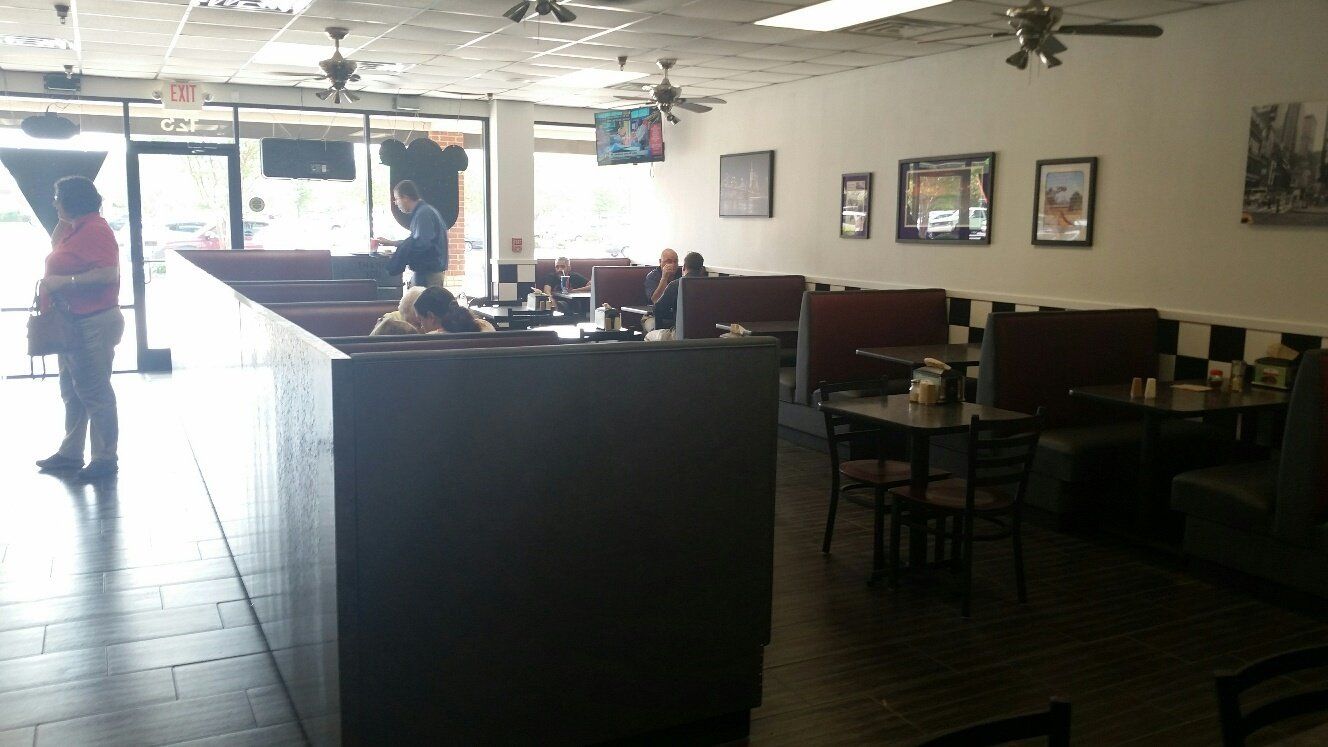 customers dining at Michaelangelo's of Greenville
