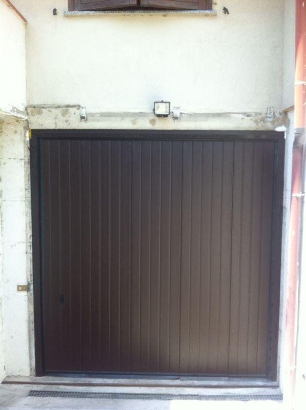 Una porta da garage marrone con una luce sopra