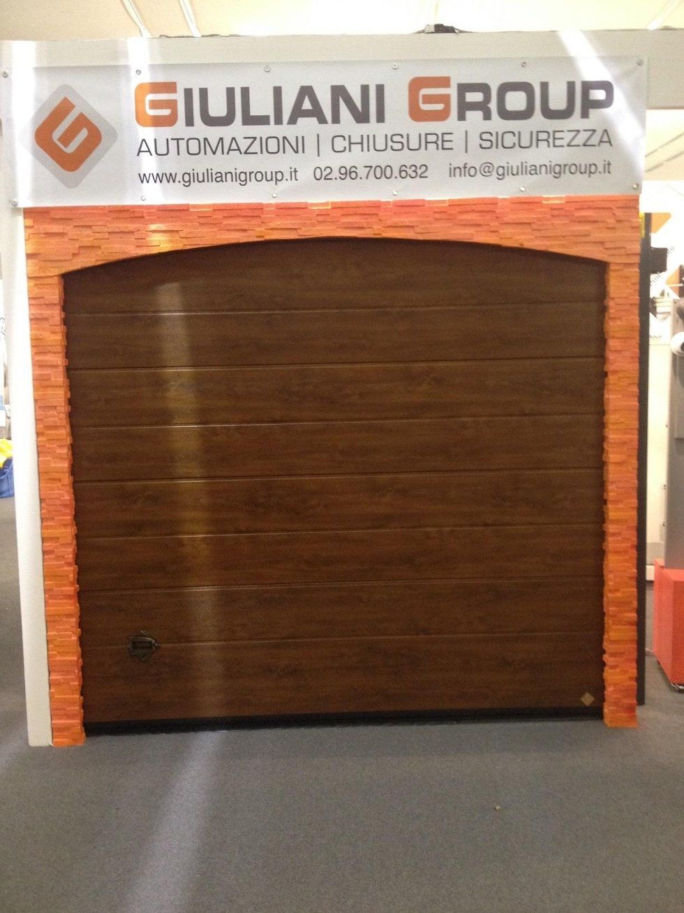 Un cartello con scritto gruppo giuliani